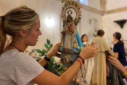 Los jóvenes universitarios de la ciudad arreglaron templos e imágenes en la montaña asturiana