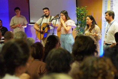 Tote y Cristy, de Nunc Coepi, en la alabanza inicial del encuentro Transforma 2024 con el grupo Ruah