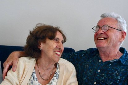 Tras años sufriendo "la otra cara de la moneda" en la vida gay, Tove y Bjørn Refstand sanaron sus heridas y se casaron: tras 36 años de feliz matrimonio, consideran que fue "completamente natural".