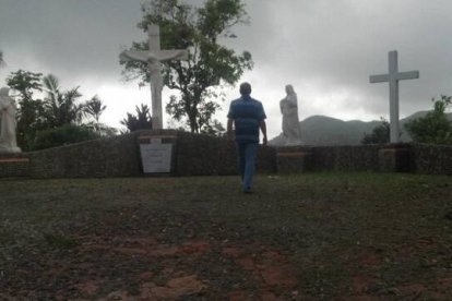 Una imagen de la Santa Montaña de Puerto Rico y su santuario en un momento lluvioso
