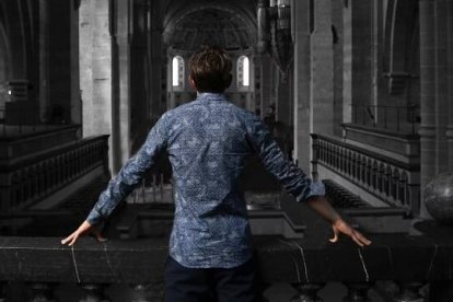 Un hombre solo en una iglesia, pero con Dios y los hermanos, el hombre no está solo... Foto de Kai Dahms en Unsplash