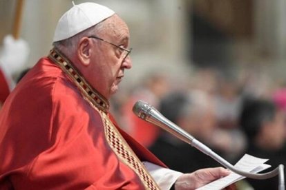 El Papa impuso el palio a 42 arzobispos metropolitanos nombrados en este año / Foto: Vatican Media