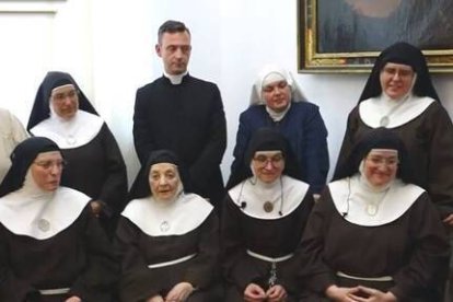Las clarisas de Belorado, junto con José Ceacero, el sacerdote vinculado a Pablo de Rojas que las ha asistido espiritualmente hasta su salida del convento. Foto: captura Telecinco.