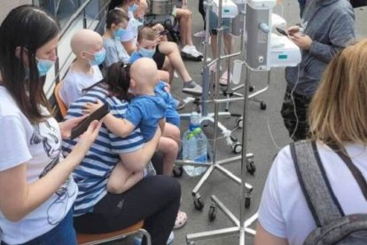 Niños enfermos a las puertas del hospital infantil de Kiev esperan ser realojados tras la destrucción