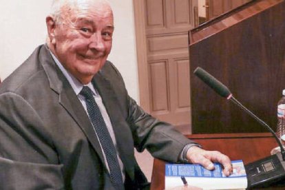 'Navegando del Duelo a la Esperanza' ofrece no solo una ventana a la vida personal del autor, sino también un manual de supervivencia emocional para aquellos que enfrentan la adversidad (foto: el autor durante la presentación del libro).