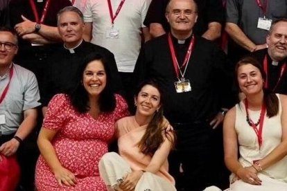 El padre James Mallon, sin cinta roja, posa junto al obispo Munilla y sacerdotes y evangelizadoras del encuentro SED de Alpha en Alicante