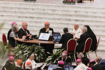 Una reunión del Sínodo de la Sinodalidad en octubre de 2023 en el Vaticano, con el Papa