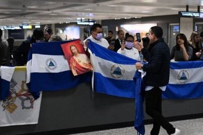 Nicaragüenses reciben a clérigos deportados a EEUU en febrero de 2023