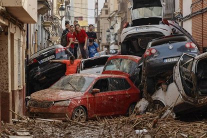 La localidad de Paiporta ha quedado devastada por las lluvias torrenciales de estos días. Hasta el momento más de 60 personas han muerto solo en este pueblo valenciano.