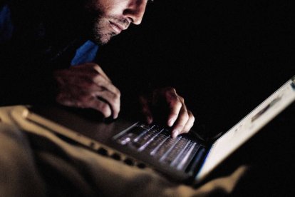 A los 18 años, el 90% de los chicos y el 60% de las chicas han visto pornografía en internet. Unas cifras más que inquietantes tratándose de una actividad tan adictiva.
