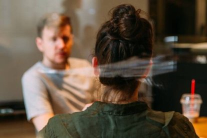 Sea con los sentimientos de atracción por el mismo sexo, sea con otros retos y dificultades, la terapia puede ayudar a muchas personas, aunque no hacer magia - Foto Charles Deluvio en Unsplash