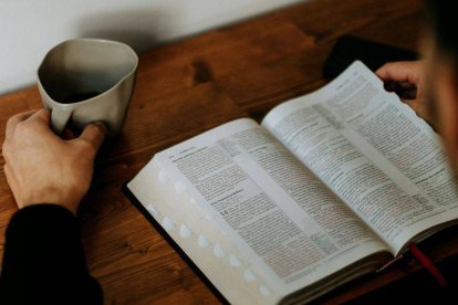 El auge en la venta de Biblias coincide con una caída de la religiosidad. Algo no tan paradójico como parece. Foto: Priscilla du Preez / Unsplash.