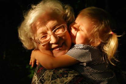 Que nos quieran dejar sin abuelos, ese gran premio de cualquier infancia feliz, es de una crueldad que sólo el mal en su pureza más extrema podía planear. Foto (contextual): Ekaterina Shakharova / Unsplash.