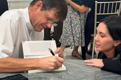 El sacerdote Felipe Ríos Correa firma ejemplares de su novela Sin Atajos