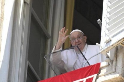 El Papa Francisco saluda desde la ventana del Palacio Apostólico en su alocución del domingo