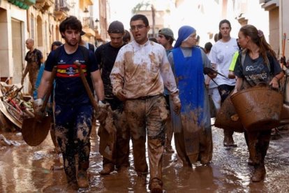 El sacerdote Federico Ferrando junto a religiosas en la localidad de Paiporta, epicentro de la catástrofe, en una imagen que ya se ha hecho viral / Fotos: Arzobispado de Valencia