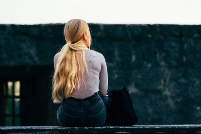 Una mujer sola, esperando... el vientre de alquiler invisibiliza a la gestante y trata de aislarla - foto de Omar Ram en Unsplash