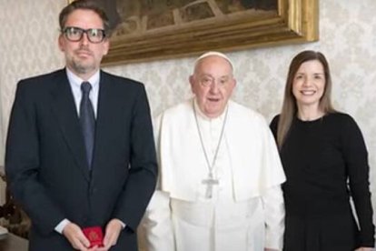 Giuliana Caccia y Sebastián Blanco,  en Roma, aliviados tras suspender el Papa su extraña excomunión