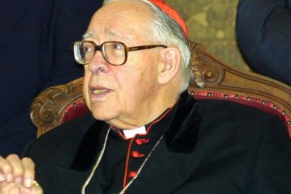El cardenal Marcelo González Martín (1918-2004), natural de Villanubla (Valladolid), fue obispo de Astorga, arzobispo de Barcelona y, desde 1971 hasta 1995, arzobispo de Toledo y primado de España.