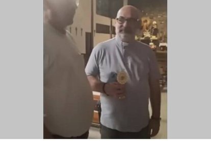 Fran Martínez, párroco de San Antonio, en Catarroja, con la reliquia del Padre Pío que consiguió días antes de las inundaciones