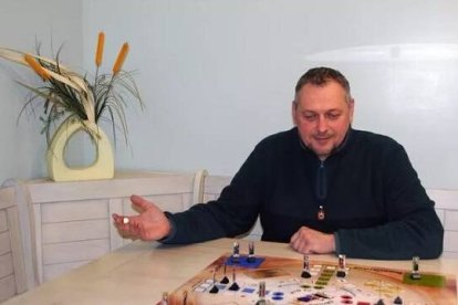 Matt Lorens, tras trabajar durante años para Planned Parenthood, abandonó la multinacional del aborto tras su conversión. Ahora se dedica a la evangelización a través del arte y los juegos educativos, como se ve en la imagen.