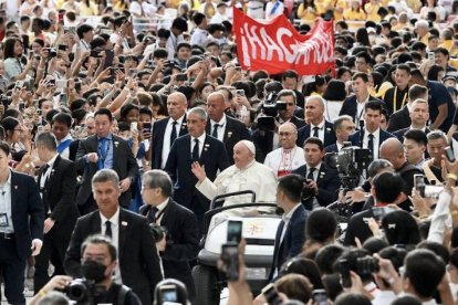 "El edificio más hermoso, el tesoro más precioso, la inversión más rentable a los ojos de Dios somos nosotros, hijos amados de un mismo Padre, llamados a su vez a difundir el amor", dijo el Papa.