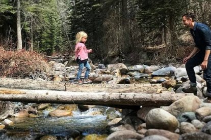 Un padre y una hija en el bosque, foto de Morgan David de Lossy para Unsplash