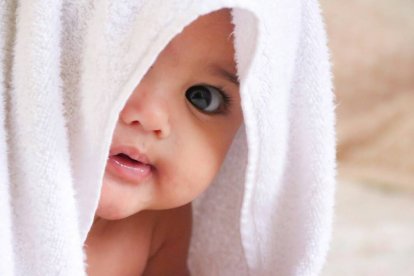 Ante la destrucción del no nacido se abren opciones dignas y creativas, como ayudar a la madre o considerar al niño como un tesoro tan valioso que otros podrán acogerlo. Foto: Nihal Karkala / Unsplash.