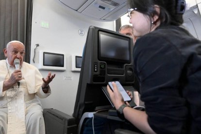 "Ambos están en contra de la vida, tanto el que echa a los emigrantes como el que mata a los niños. Ambos están en contra de la vida", dijo el Papa en el avión sobre Trump y Kamala Harris.