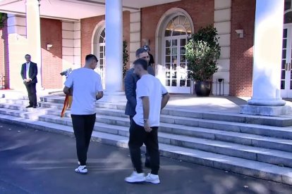 El frío saludo de Carvajal a Sánchez en la recepción en La Moncloa a los campeones de la Eurocopa 2024, al día siguiente de su victoria del pasado 14 de julio.