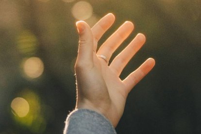 Los males que Dios consiente nos enseñan que solo Su mano nos salva y hay que pedírsela y tomarla cuando nos la ofrece. Foto: Dev Benjamin / Unsplash.