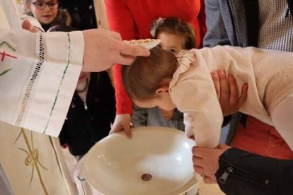 "El párroco nunca ha 'denegado' el sacramento, solo ha aplicado la normativa de la Iglesia de 'diferir el bautismo'. Así se lo ha hecho saber a los padres, con quienes tiene una relación fluida y cercana", dice la diócesis.