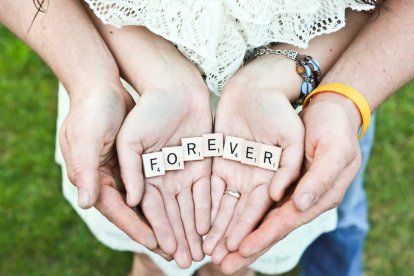 El 'forever [para siempre]' del matrimonio es una fuente de bienes para la sociedad más allá e independientemente de su fecundidad natural. Pero para ello debe afrontar los peligros que lo acechan. Foto: Gabby Orcutt / Unsplash.