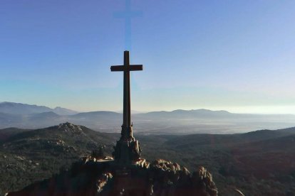 La Cruz del Valle de los Caídos, certificada por el libro Guinness como la más alta del mundo, preside la Sierra de Madrid desde 1959. Foto: captura del documental 'Valle de los Caídos' de Terra Ignota.