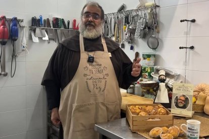 Fray Ángel, en sus cocinas: un ejemplo de 'paz y bien' franciscanos.