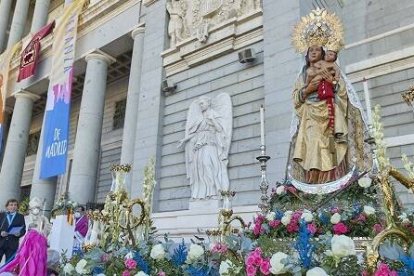 Una escena de las fiestas de la Almudena de 2022, ante la catedral, con las flores y la Virgen