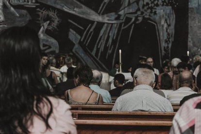 Existe la falsa idea de que la mujer es naturalmente más asidua al templo que el hombre. Lo cierto es que esa proporción depende mucho del ambiente y rito del templo. Foto: nrd / Unsplash.