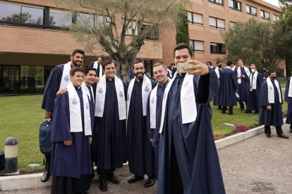 Los cursos tendrán una programación concentrada los martes y miércoles de 15:00 a 19:45 hora local de Roma. Los estudiantes tienen la oportunidad de seguir los cursos del primer año íntegramente en español.