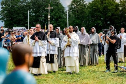 Miembros del clero, durante la procesión de entrada en una de las misas de la peregrinación de Nuestra Señora de la Cristiandad, en París.