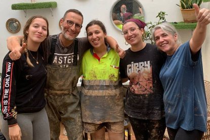 Irene (en el centro, con chaleco amarillo) y su familia, este mismo viernes: alegría y coraje en medio del esfuerzo y del sufrimiento que han vivido.