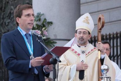 El alcalde de Madrid, José Luis Martínez-Almeida, hace el voto a la Virgen de la Almudena ante el cardenal arzobispo de Madrid, José Cobo. Foto: Infomadrid.
