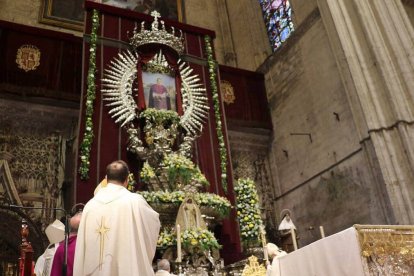 Los oficiantes de la misa de beatificación rezan al nuevo beato, representado en un cuadro del pintor Raúl Berzosa. Foto: Archidiócesis de Sevilla.