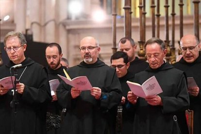 Monjes benedictinos de Silos rezan el Oficio Divino en comunidad.