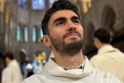 El mexicano Martín Muñoz Ledo es el único no europeo que integra el equipo de acólitos y monaguillos de la nueva Notre Dame.