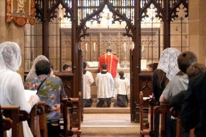 Según una nueva encuesta, la abrumadora mayoría de los asistentes a misa tradicional "aceptan la autoridad del Papa Francisco" y creen en la presencia real eucarística.