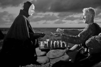 La partida de ajedrez entre el caballero (Max von Sydow) y la Muerte (Bengt Ekerot) en 'El séptimo sello' (1957) de Ingmar Bergman.