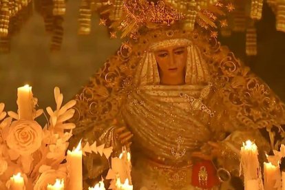 La Macarena, durante su recorrido este domingo por las calles de Sevilla.