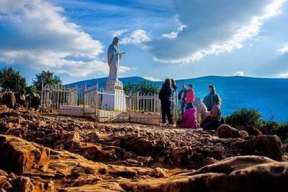 Una estatua de la Virgen marca el lugar de las apariciones de Medjugorje