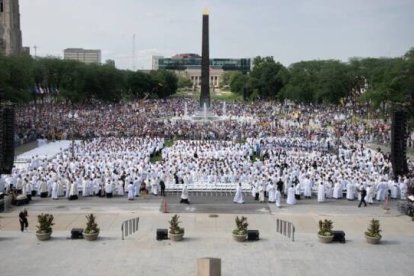 Miles de personas se congregan en el Indiana World War Memorial Plaza para adorar al Santísimo como uno de los últimos colofones del Congreso Eucarístico Nacional en Estados Unidos (Foto: Jeffrey Bruno).