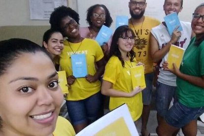 Un grupo de estudio con varias versiones del YouCat, en 2024 ha salido una nueva edición